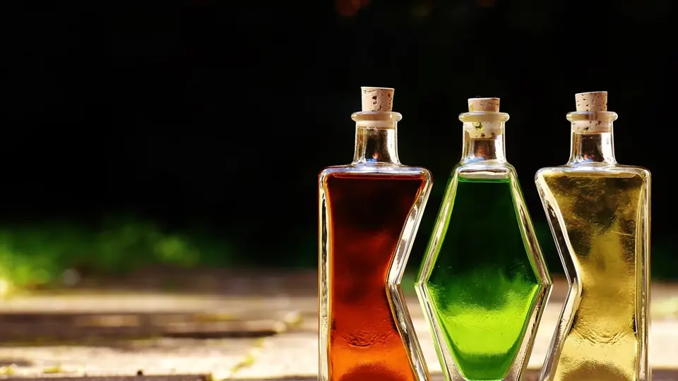 Diversi flaconi di profumo allineati