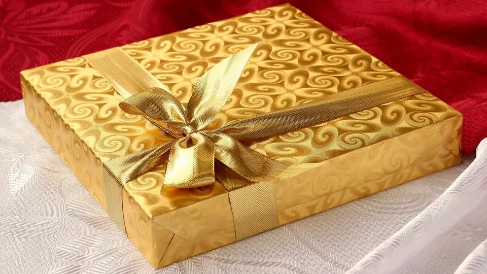 Regali di Natale incartati in oro