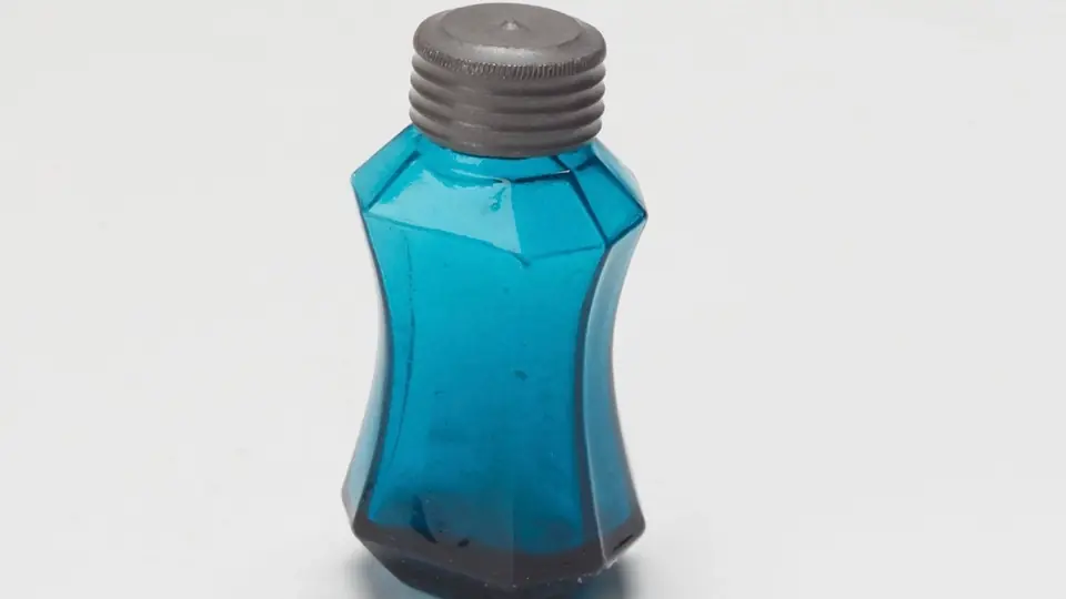 Un flacone di profumo illuminato dalla luce