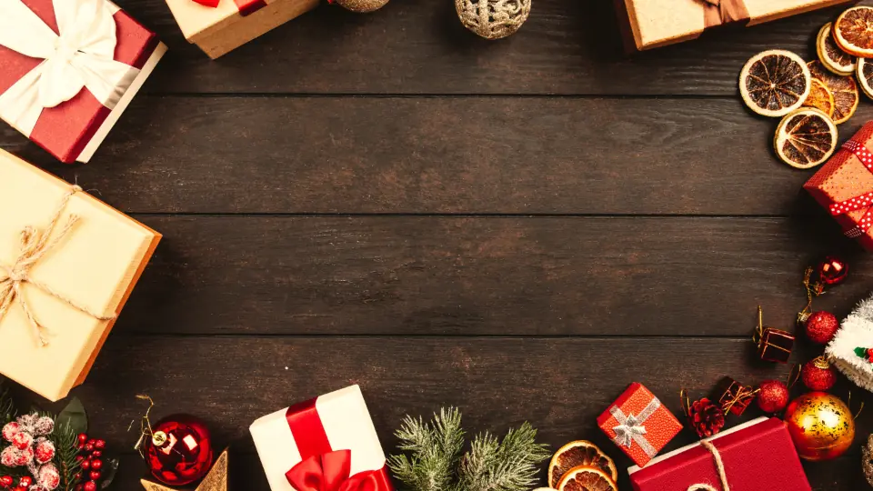Scatola regalo chiusa da un nastro