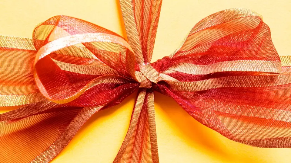 Scatola regalo con nastro arancione